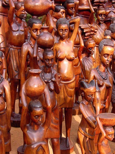 דמויות עץ בשוק בקיגלי, רואנדה 2000