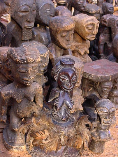 פסלי עץ עתיקים בשוק בקיגלי, רואנדה 2000