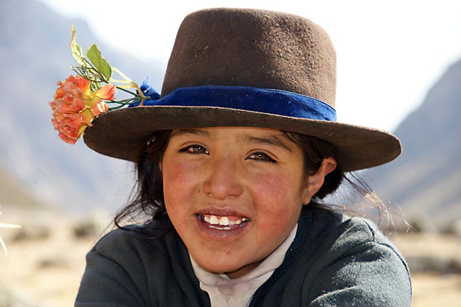 ילדה מקומית עם כובע מעוטר בפרחים, קוטאטאמבו 2008