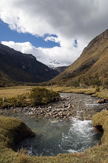 The valley of Demanda River, on the way to Laguna 69, Cordillera Blanca 2008