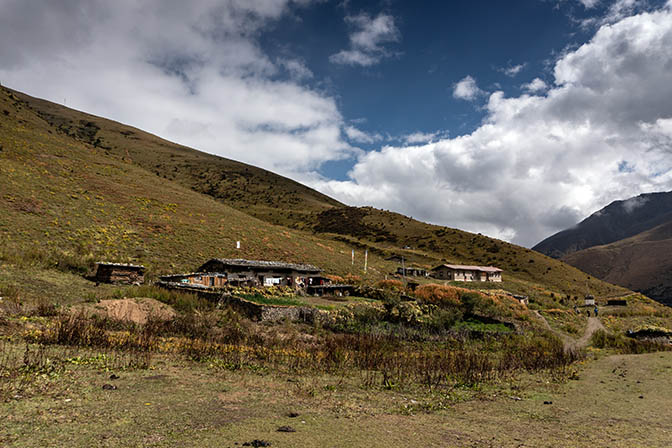Houses alongside the way from Jangothang to Lingzhi, October 2018