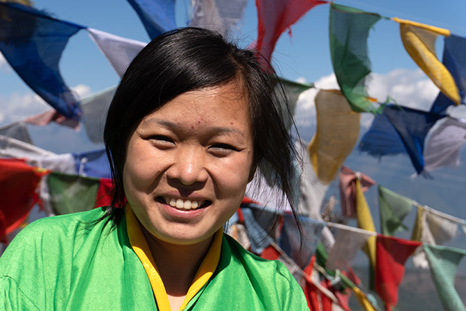 אשה בהוטנית צעירה במעבר ההרים צ'ללה בגובה 4,000 מטרים, 2018