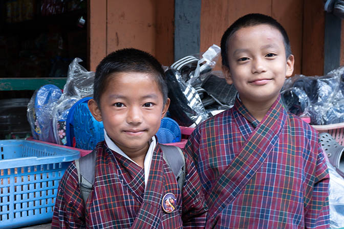 בנים בדרכם לבית הספר בטרשיגנג שבמזרח בהוטן, 2018