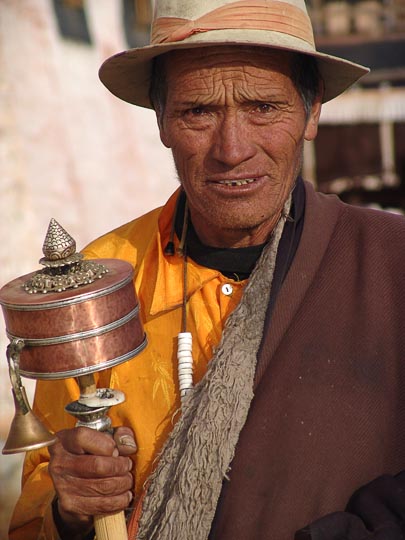 טיבטי אוחז בידו גלגל תפילה, במנזר סמיה, 2004