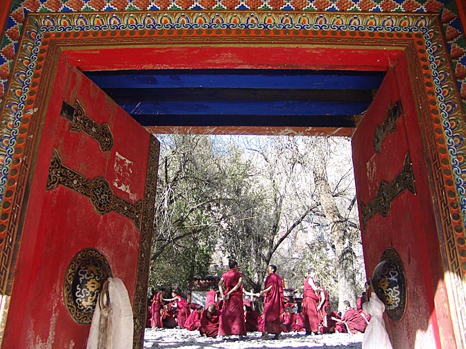 גן התדיינות בו נזירים משננים את לימודי הקודש, במנזר שרה שבלהסה, 2004