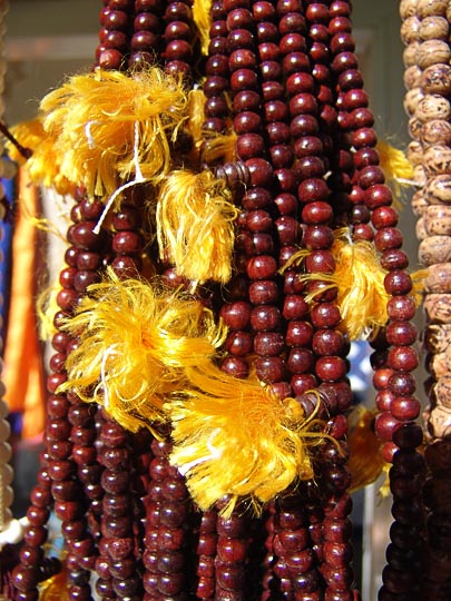 מחרוזות תפילה טיבטיות בשוק ברקור שבלהסה, 2004