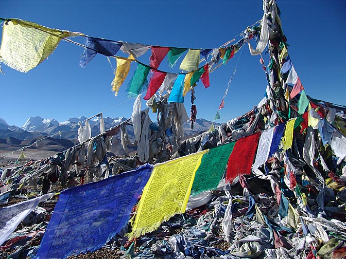 דגלי תפילה צבעוניים מונפים במעבר ההרים טנג לה (5,050מ'), 2004