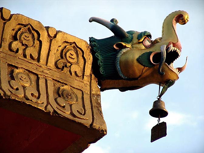 סמל טיבטי בקצה גג המקדש בנורבולינגקה בסידפור, 2004