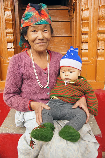 Kid with his grandmother on their doorstep, Pangu 2011