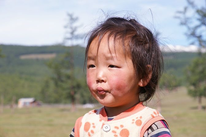 ילדה מתוקה ליד אגם חופסגול, צפון מונגוליה 2010