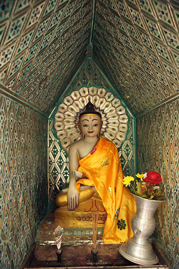 פסל בודהה במקדש הר פופה, 2015