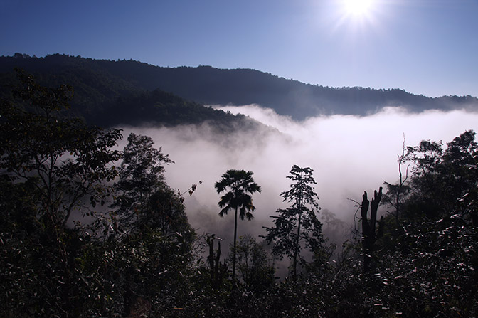שמיכת עננים מכסה את העמק בירידה מהכפר קונקו, טרק סביב סיפו 2016