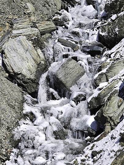 A partially frozen stream on the way from Shree Kharka to Tilicho Base Camp, 2023