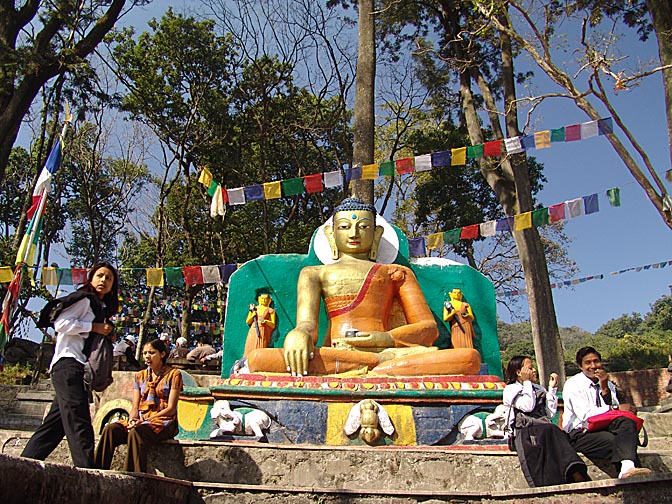 פסל בודהה הענק בכניסה לסטופה סוויומבונט, 2004