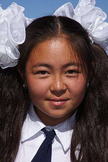 תלמידה בטקס פתיחת שנת הלימודים בכפר תשנטה בגבול מונגוליה, 2014