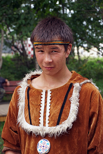 צעיר מקבוצת אבן בלבוש מסורתי, פטרופבלובסק קמצ'טסקי 2016
