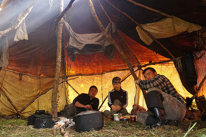 בתוך יורטת (אוהל) רועי האילים הנוודים מקבוצת אבן, אזור אסו 2016