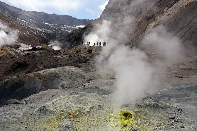 גופרית מעלה אדים וסילוני קיטור בקלדרה של הר הגעש הפעיל מוטנובסקי, 2016