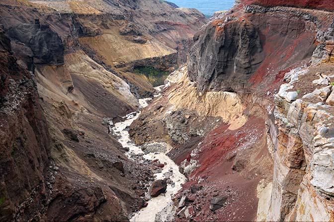 הקניון הצר שיצר הנחל המנקז את הקלדרה של הר הגעש מוטנובסקי, 2016