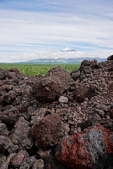מחסום הלבה שנוצר בהתפרצות הר הגעש טולבצ'יק בשנים 2012-2013, עם הפסגה המחודדת של הר הגעש ברקע, 2016