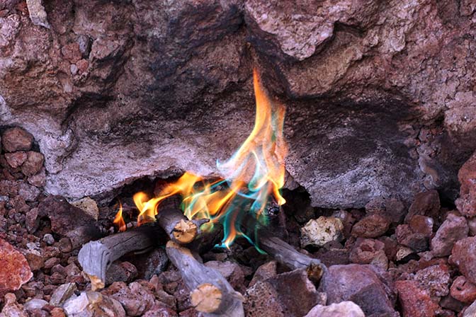אש ניצתת מאליה כשמכניסים גזרי עץ לסדקים, והמינרלים צובעים אותה בגוונים שונים, הר הגעש טולבצ'יק 2016