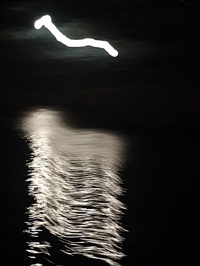 אור הירח והשתקפותו במים, כפי שנוצרו בחשיפה ארוכה, כשהמצלמה מונחת על סיפון היאכטה, במפרץ אנדרו הקדוש, איי ג'ורג'יה הדרומית 2004