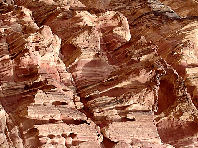 צורות באבן חול צבעונית, בסיק בורה בוואדי רם, ירדן 2005