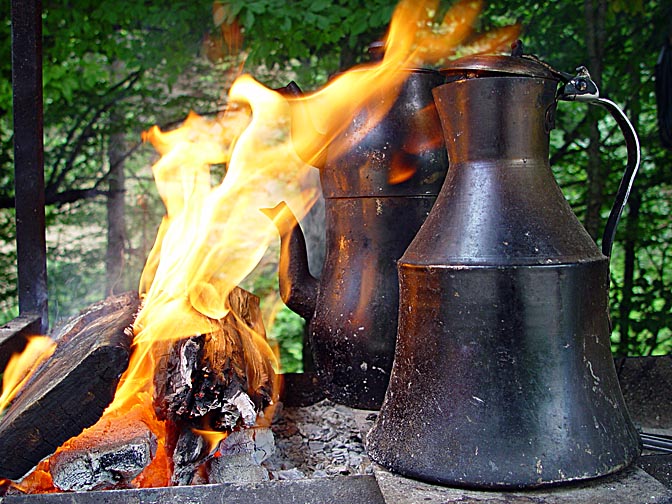 בישול של תה וקפה על אש חיה בידיגולר, טורקיה 2003