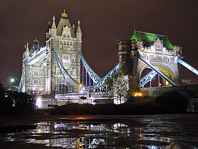 The Tower Bridge in London at night, Great Britain 2000