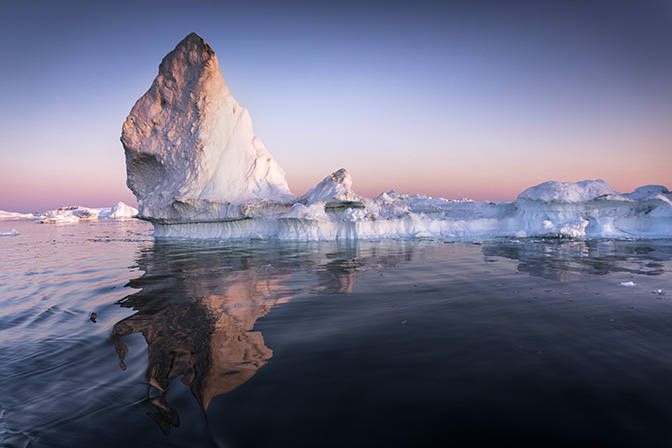קרחון רבגוני באור זריחה, 2017