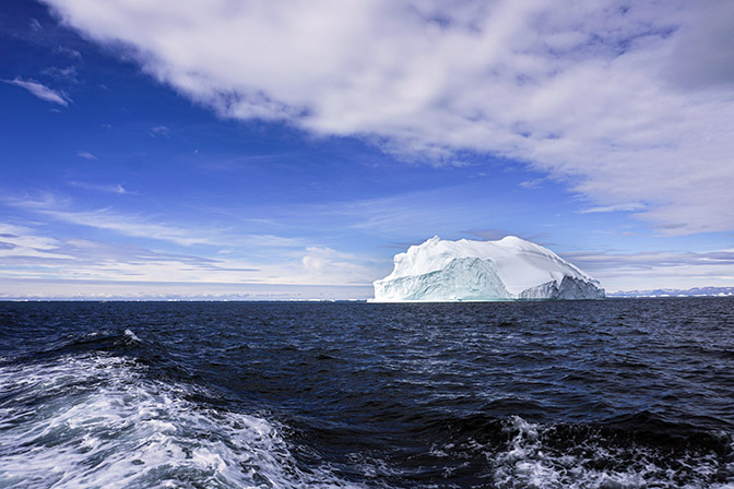 קרחון צף, ובמים שובל קצף מהסירה,2017