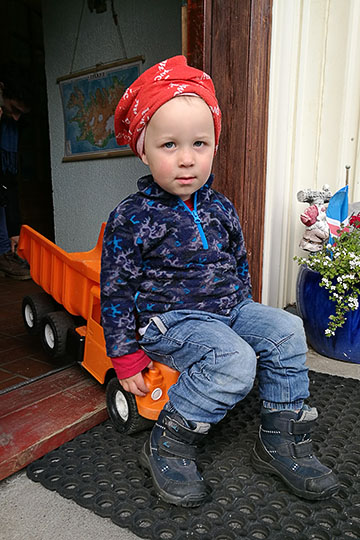 ילד איסלנדי באכסניה כפרית, 2017
