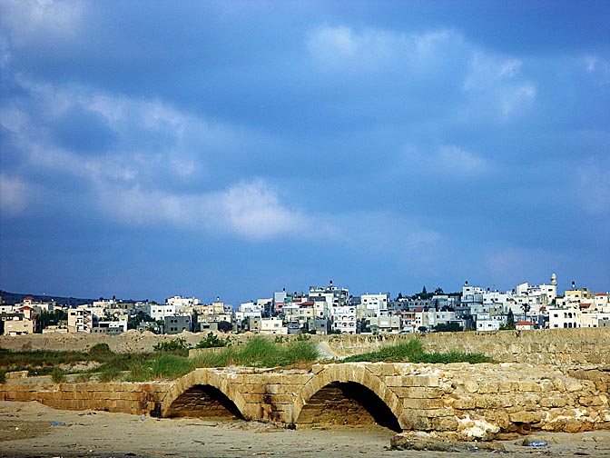 שרידי גשר הקשתות בשפך נחל תנינים ליד ג'סר א-זרקא, שביל ישראל 2002