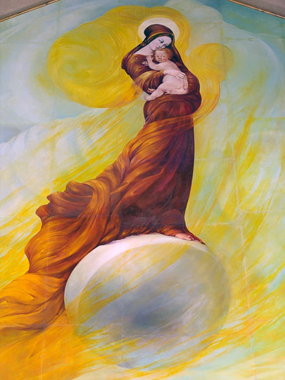 ציור קיר של מרים האישה מהאפוקליפסה בכנסיית הביקור הקתולית-פרנסיסקנית, 2008