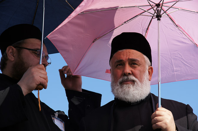 כוהני דת צליינים צופים בטקס, אתר הטבילה כאסר אליהוד 2012
