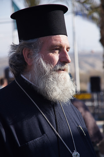 הבישוף הקתולי מרמלה בתלבושת מסורתית, אתר הטבילה כאסר אליהוד 2012