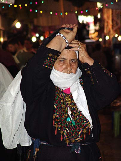 אשה מוסלמית בשוק מוכרי הכותנה (סוק אלכתאנין), העיר העתיקה 2006