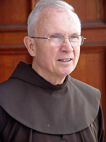 נזיר פרנציסקני בכנסיית כל העמים (כנסיית היגון) בגת שמנים, הר הזיתים 2006