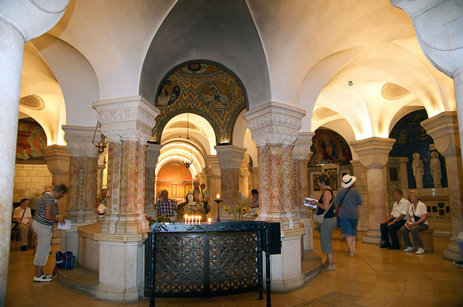 בתוך הקריפטה ובה פסלה של מרים הרדומה בכנסיית הדורמיציון, הר ציון 2009