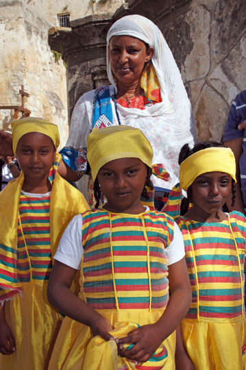 ילדות אתיופיות לבושות בצבעי הדגל האתיופי, בכפר האתיופי דיר אל-סולטן, על גג קפלת הלנה הקדושה בכנסיית הקבר, ירושלים 2012