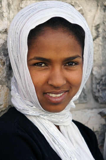 צעירה אתיופית בכפר האתיופי דיר אל-סולטן, על גג קפלת הלנה הקדושה בכנסיית הקבר, ירושלים 2012