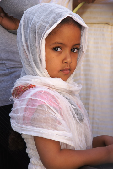 ילדה אתיופית יפהפייה בכפר האתיופי דיר אל-סולטן, על גג קפלת הלנה הקדושה בכנסיית הקבר, ירושלים 2012