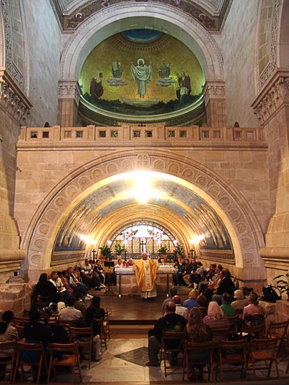 הקריפטה ומעליה האפסיס בכנסיית ההשתנות (הטרנספיגורציה) הפרנציסקנית בפסגת הר תבור, שביל ישראל ודרך הבשורה, הגליל התחתון 2007