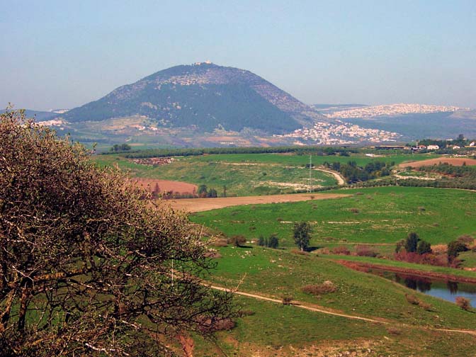 הנוף של הר תבור כפי שהוא נראה מאזור כפר קיש, שביל ישראל, הגליל התחתון 2002
