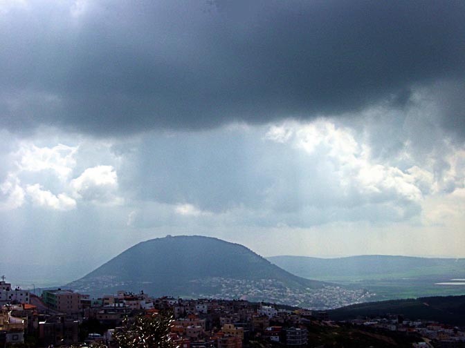 מראה חורפי של הר תבור מהר יונה בנצרת, שביל ישראל, הגליל התחתון 2002