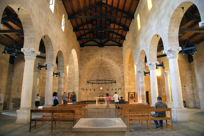 בתוך כנסיית נס הלחם והדגים הרומית-קתולית בטבח'ה (עין שבע), דרך הבשורה, הכנרת 2011