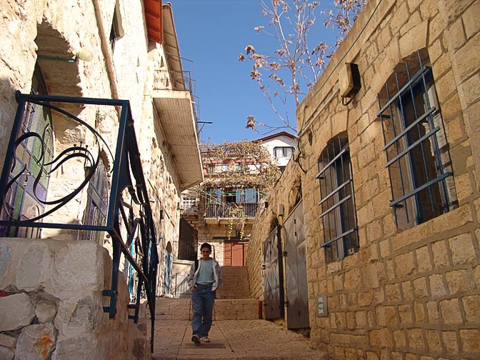 דפנה פוסעת בסמטאות הציוריות של העיר העתיקה בצפת, הגליל העליון 2005