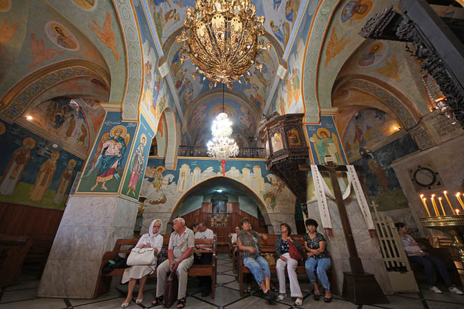 מבקרים בתוך כנסיית גבריאל הקדוש היוונית-אורתודוקסית (כנסיית הבשורה או כנסיית באר מרים),  נצרת 2013