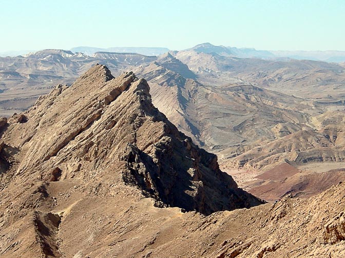 כרבולת חרירים הזקופה, המצלעות הדרום מזרחיים שמעל מכתש רמון, שביל ישראל 2002