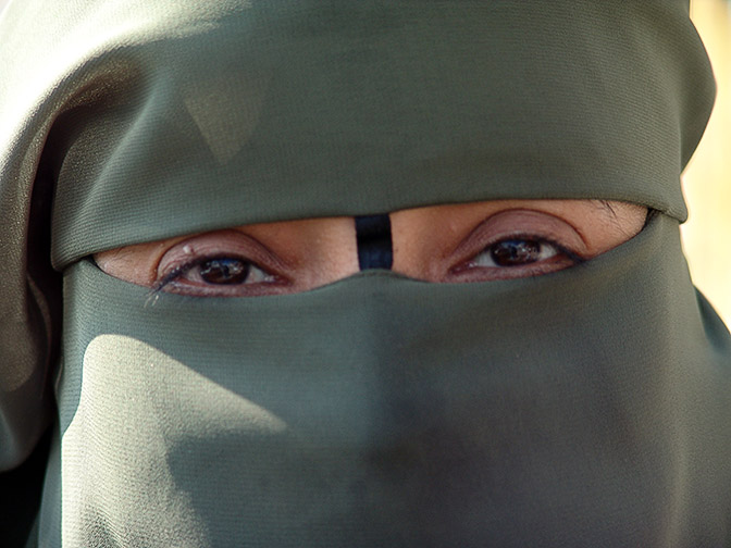 עיניים גלויות בפנים עטויות בבורקה (רעלה), גיזה 2006